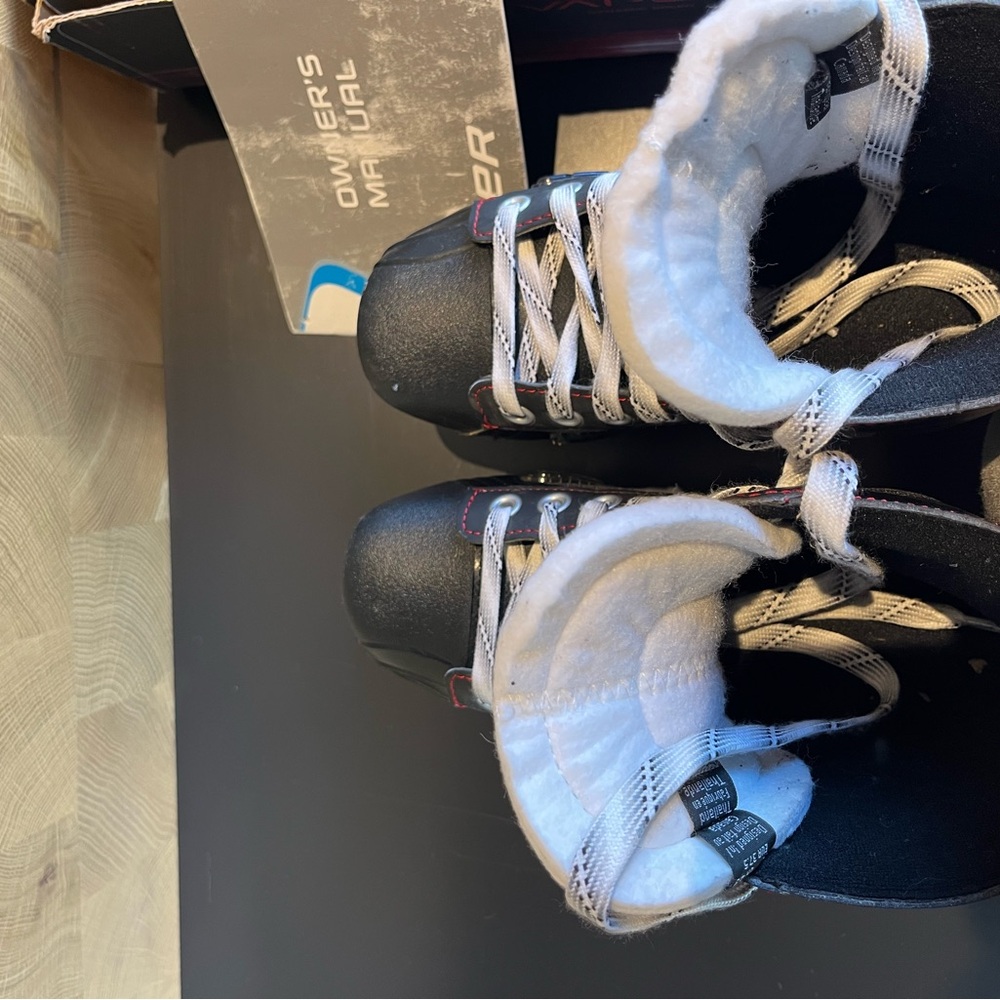 Bauer rollerblades only used a handful of times. I’m a size 6.5/7 women’s - Picture 5 of 7